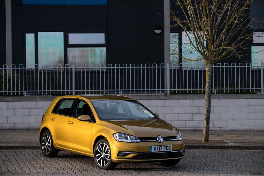  Volkswagen Golf TDI 5-Door 2017 года  (UK) (фото 24 из 30)